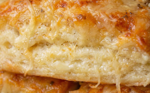 Tejfölös-sajtos kocka pogácsa