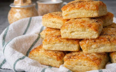 Tejfölös-sajtos kocka pogácsa