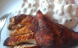 Serpenyőben sült csirkemell franciasalátával