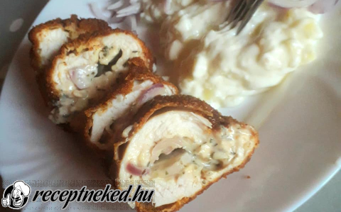 Fűszeres sajttal, lilahagymával töltött csirkemell