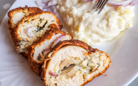 Fűszeres sajttal, lilahagymával töltött csirkemell