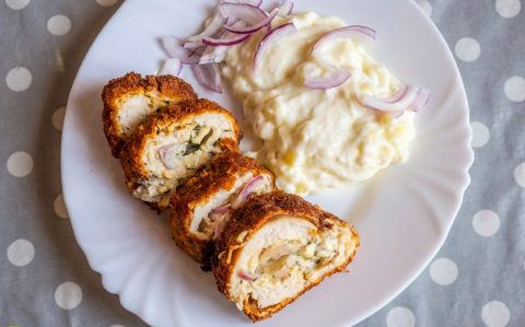 Fűszeres sajttal, lilahagymával töltött csirkemell