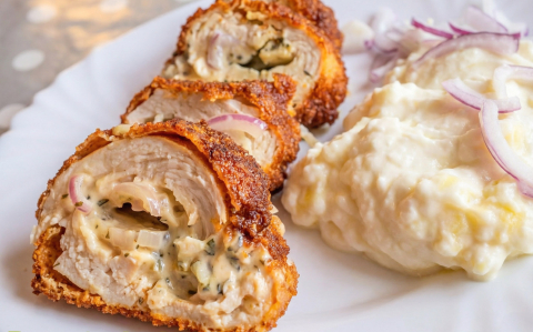 Fűszeres sajttal, lilahagymával töltött csirkemell