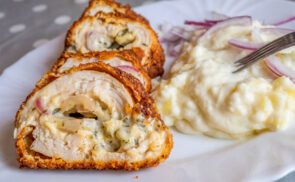 Fűszeres sajttal, lilahagymával töltött csirkemell