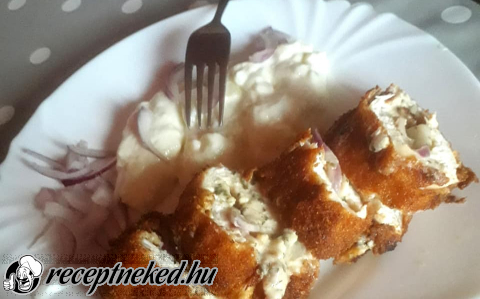 Fűszeres sajttal, lilahagymával töltött csirkemell