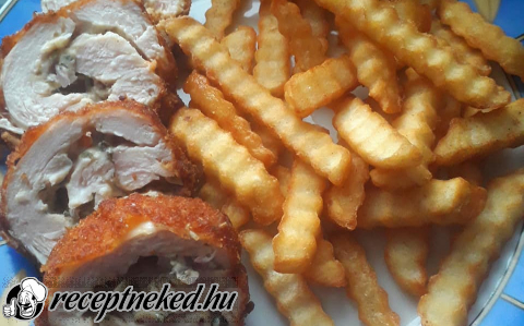 Fűszeres sajttal, lilahagymával töltött csirkemell