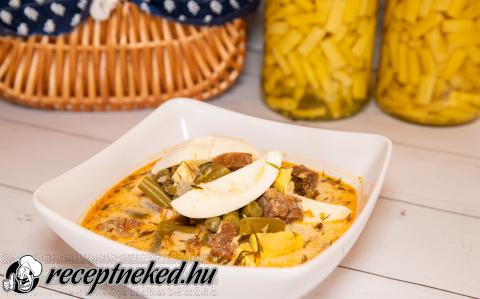 Tojásos-kolbászos zöldbableves recept fotóval Tojásos-kolbászos zöldbableves