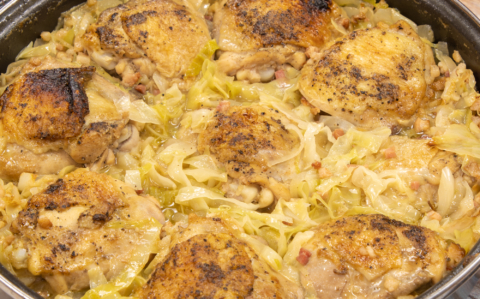 Csirkecombok káposztaágyon