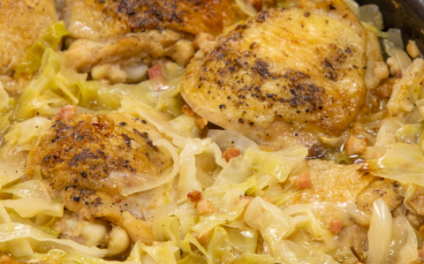 Csirkecombok káposztaágyon