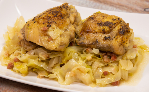 Csirkecombok káposztaágyon