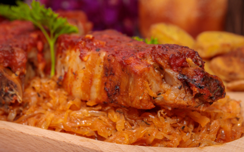 Oldalas káposztaágyon sütve recept fotóval Oldalas káposztaágyon sütve