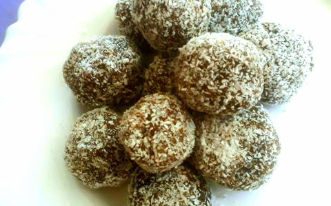 Kókuszgolyó rumos meggyel a közepén recept fotóval Kókuszgolyó rumos meggyel a közepén