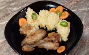 Fűszeres sült csirke, sárgarépás sült rizzsel