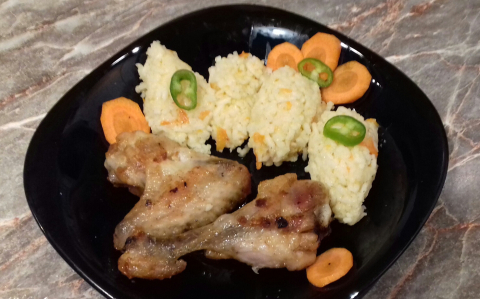 Fűszeres sült csirke, sárgarépás sült rizzsel