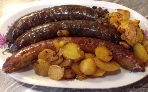Házi disznótoros krumpliágyon sütve recept fotóval Házi disznótoros krumpliágyon sütve