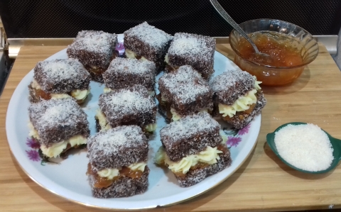 Kókuszkocka sárgabaracklekvárral és kókuszkrémmel recept fotóval Kókuszkocka sárgabaracklekvárral és kókuszkrémmel