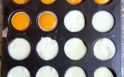 Muffin formában főtt tojás lazaccal töltve