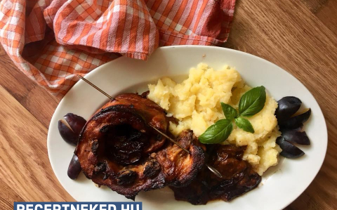 Szilvás oldalas hagymás tört burgonyával recept fotóval Szilvás oldalas hagymás tört burgonyával