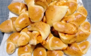 Kőrözöttes kelt kifli recept fotóval Kőrözöttes kelt kifli