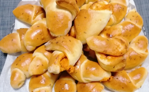Kőrözöttes kelt kifli recept fotóval Kőrözöttes kelt kifli