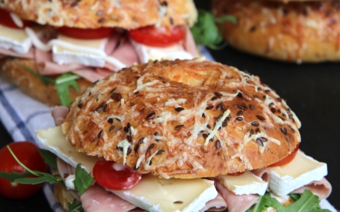 Sajtos-sonkás bagel recept fotóval Sajtos-sonkás bagel