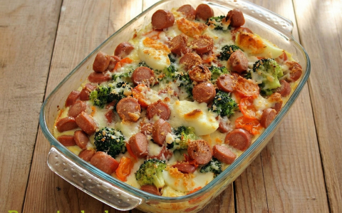 Brokkoli tojással, virslivel csőben sütve