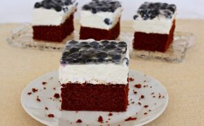 Áfonyás-túróhabos sütemény