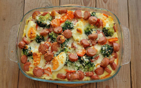 Brokkoli tojással, virslivel csőben sütve