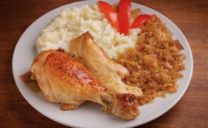 Tepsis csirke káposztával, burgonyapürével