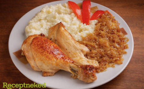 Tepsis csirke káposztával, burgonyapürével