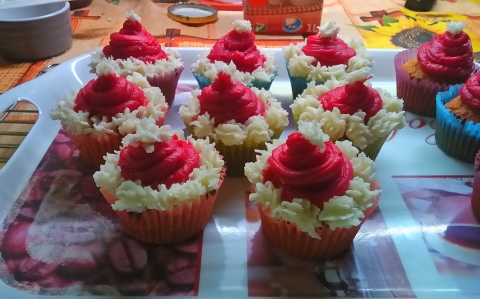Mikulás sapka cupcake recept fotóval Mikulás sapka cupcake
