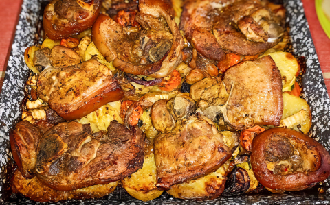 Sültcsülök zöldségágyon recept fotóval Sültcsülök zöldségágyon