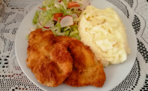 Rántott csirkemell, burgonyapürével és salátával