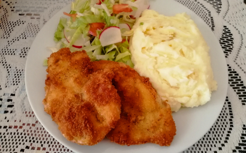 Rántott csirkemell, burgonyapürével és salátával