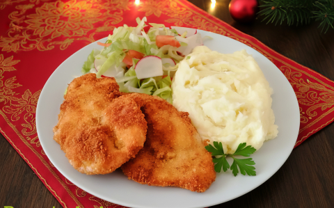 Rántott csirkemell, burgonyapürével és salátával