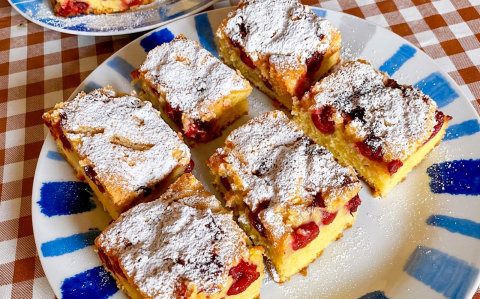 Cseresznyés sütemény kevert tésztából