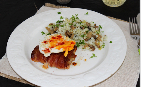 Bacon alatt sült tarjaszelet gombás rizzsel recept fotóval Bacon alatt sült tarjaszelet gombás rizzsel