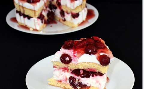 Fehércsokoládés-mascarponekrémes meggytorta recept fotóval Fehércsokoládés-mascarponekrémes meggytorta