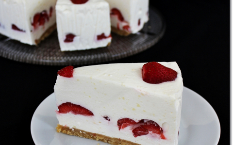 Fehércsokis-epres torta (sütés nélküli) recept fotóval Fehércsokis-epres torta (sütés nélküli)