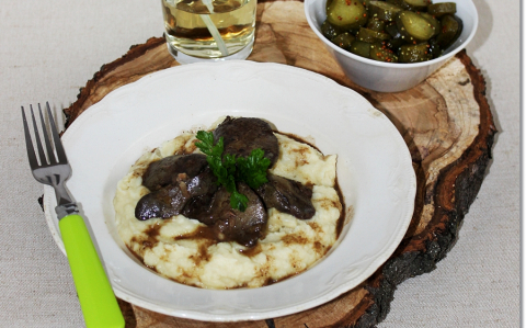Fehérboros csirkemáj zellerpürével recept fotóval Fehérboros csirkemáj zellerpürével