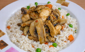Gombás csirke zöldséges rizzsel