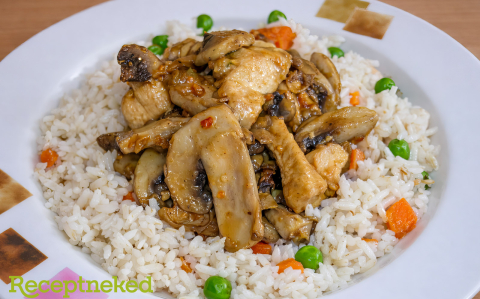 Gombás csirke zöldséges rizzsel