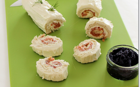 Füstölt lazacos-sajtkrémes rolád recept fotóval Füstölt lazacos-sajtkrémes rolád