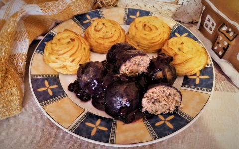 Karácsonyi húsgolyó áfonya szószban hercegnőburgonyával recept fotóval Karácsonyi húsgolyó áfonya szószban hercegnőburgonyával