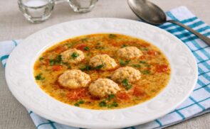 Lencseleves kolbászmorzsás krumpligombóccal