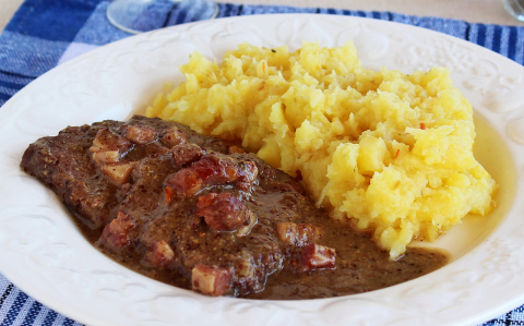 Vörösboros marhapecsenye hagymás krumplival recept fotóval Vörösboros marhapecsenye hagymás krumplival