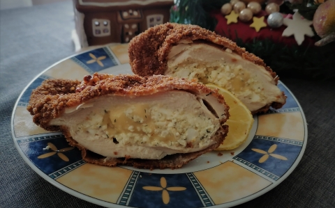 Rántott csirkemell kapros túróval és sajttal töltve recept fotóval Rántott csirkemell kapros túróval és sajttal töltve