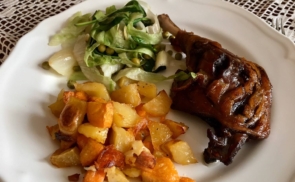 Vörösboros kacsacomb pirított burgonyakockákkal, spenótos-borsós salátával recept fotóval Vörösboros kacsacomb pirított burgonyakockákkal, spenótos-borsós salátával