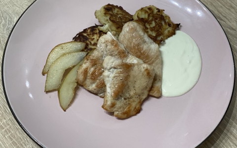 Pulykamell steak körte tócsnival, kecskesajt mártással recept fotóval Pulykamell steak körte tócsnival, kecskesajt mártással