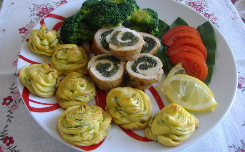 Csirkemell tekercs csalánnal töltve, medvehagymás hercegnőburgonyával recept fotóval Csirkemell tekercs csalánnal töltve, medvehagymás hercegnőburgonyával